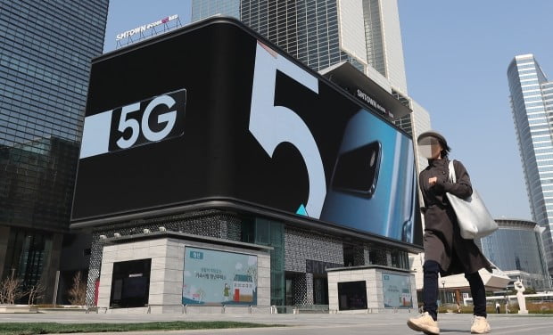 5G(5세대 이동통신) 시대가 도래했다. 세계 최초 5G 스마트폰 '갤럭시S10 5G' 가입자 수가 10만명을 돌파하면서 우리나라는 세계 최초 5G 상용화에 성공했다. 하지만 잘 터지지 않는 5G 신호와 무제한 요금제에 포함된 데이터 제한 조항에 5G 시대가 멀게만 느껴지는 게 현실이다.  