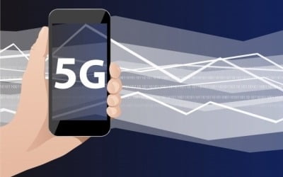 [이진욱의 전자수첩] 5G 먹통 5G폰에…머쓱한 삼성과 불안한 LG