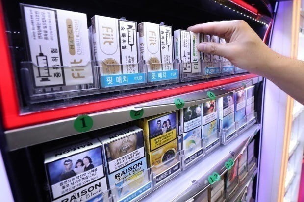 한국필립모리스가 궐련형 전자담배인 '아이코스' 영향에 지난해 사상 최대 매출을 다시 썼다. 그러나 영업이익은 크게 감소했다. <사진=연합뉴스>