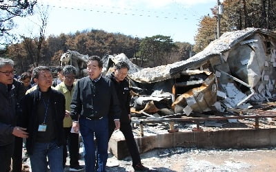 강원도 산불 현장 다시 찾은 이낙연 총리 "인간의 지혜, 최대한 짜낼 것"