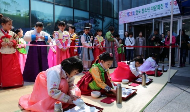 한국차문화협회가 지난 13일 가천대 글로벌캠퍼스에서 개최한 제22회 전국 청소년 차문화전 및 차예절 경연대회에서 유치부 어린이들이 茶 예절 경연대회에 참가하고 있다. 한국차문화협회 제공
