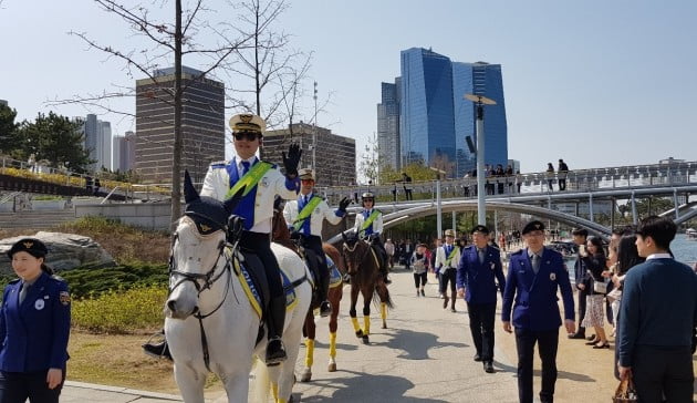 인천의 기마경찰대가 13일 송도국제도시의 센트럴파크를 순찰하고 있다. 인천경찰청 제공