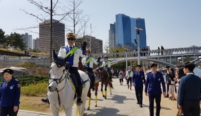 인천경찰, 기마경찰로 관광지 순찰