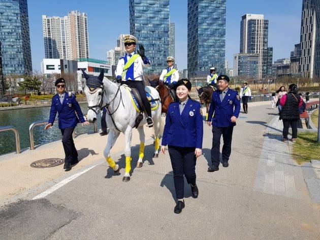 인천경찰, 기마경찰로 관광지 순찰