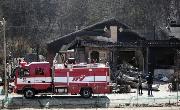 2019년 4월 5일 오전 전날 강원도 고성군 토성면에서 시작된 산불이 번진 강원 고성군 토성면 용촌리 마을에서 소방관들이 잔불을 제거하고 있다. 사진=연합뉴스