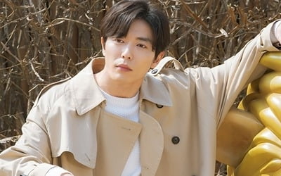 '그녀의 사생활' 김재욱, 귀여움도 문제 없다…사자 동상과 인증샷