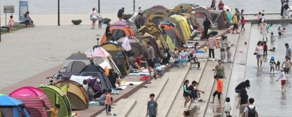 '텐트촌' 방불케하는 한강…텐트 허용구역 줄인다