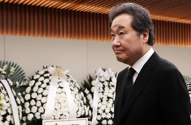 이낙연 국무총리가 21일 오후 고(故) 김홍일 전 의원의 빈소가 마련된 서울 서대문구 신촌세브란스 병원 장례식장을 찾아 조문하고 있다. / 연합
