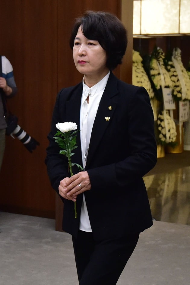 더불어민주당 추미애 전 대표가 21일 서울 서대문구 신촌 세브란스병원 장례식장에 마련된 고(故) 김홍일 전 의원 빈소를 찾아 조문하고 있다. / 연합