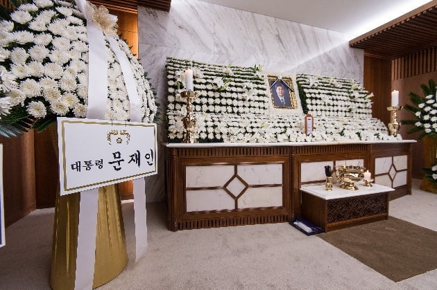 21일 오후 고(故) 김홍일 전 의원의 빈소가 마련된 서울 서대문구 신촌세브란스 병원 장례식장에 문재인 대통령이 보낸 조화가 놓여 있다. /연합