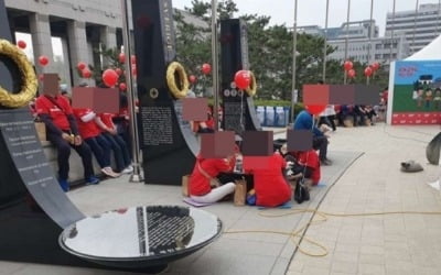 전쟁기념관 위령비 밥상 삼았다가 '뭇매'