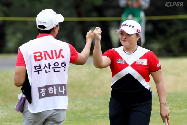 [포토] 버디후 캐디와 함께 기뻐하는 장하나