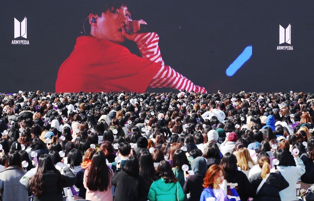 2019년 3월 23일 오후 서울 마포구 문화비축기지에서 열린 방탄소년단 아미피디아 두 번째 오프라인 행사 '아미 유나이티드 인 서울(ARMY UNITED in SEOUL)'에 방탄소년단 팬클럽 1만 명이 운집했다. 사진= 연합뉴스