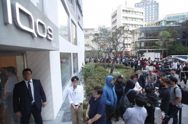 소비자들이 궐련형 전자담배인 아이코스를 구매하기 위해 줄을 서 있는 모습. ◎한국필립모리스 제공