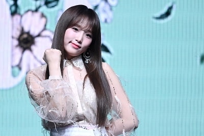 [포토] 아이즈원 최예나, '주먹 불끈 쥐고 깜찍하게~'