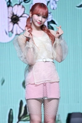 [포토] 아이즈원 김채원, '상큼하게 하트 발사~'