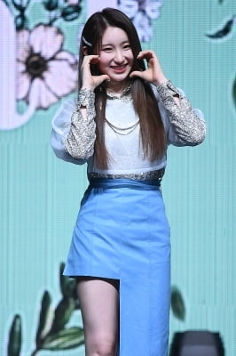 [포토] 아이즈원 이채연, '귀여운 얼굴 하트~'