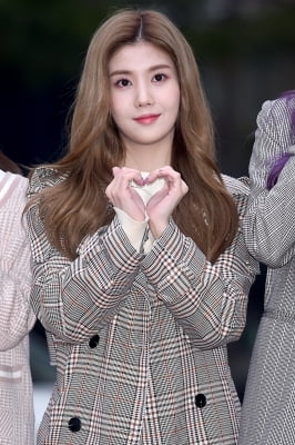  아이즈원 권은비, '눈 뗄 수 없는 깜찍 하트~'