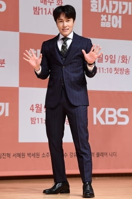 [포토] 김동완, '초고속 승진한 차장입니다~'