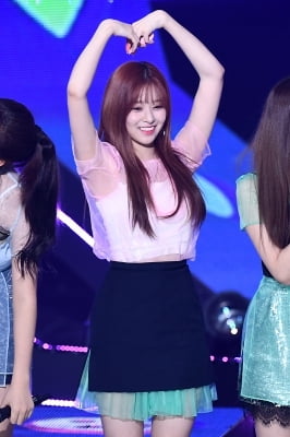 [포토] 아이즈원 김민주, '팬들에게 전하는 대형 하트~'