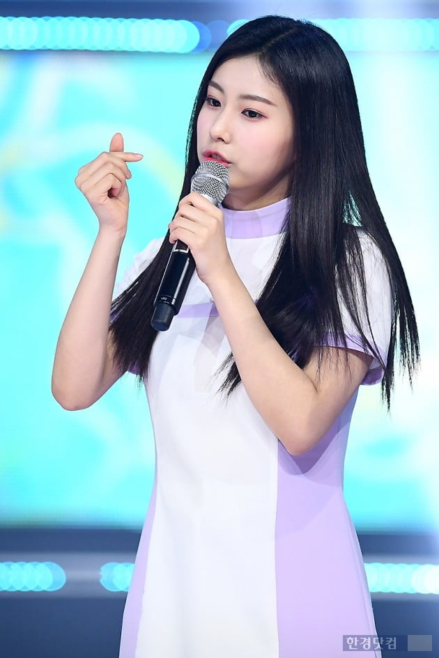 [포토] 아이즈원 강혜원, '깜찍하게 하트~'