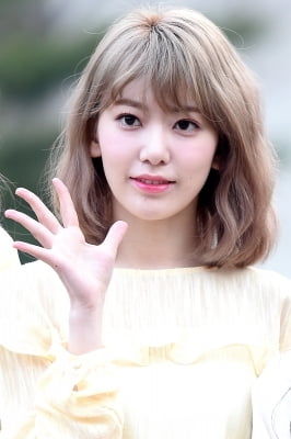 [포토] 아이즈원 미야와키 사쿠라, '깜찍한 손인사~'