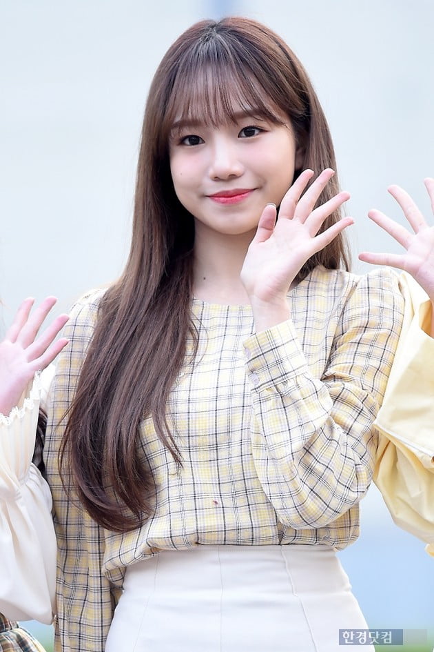 [포토] 아이즈원 조유리, '깜찍한 손인사~'