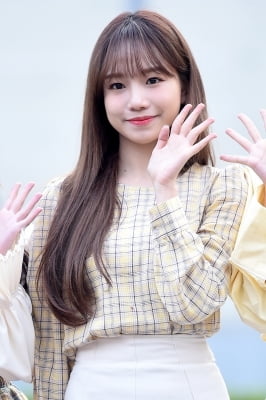 [포토] 아이즈원 조유리, '깜찍한 손인사~'