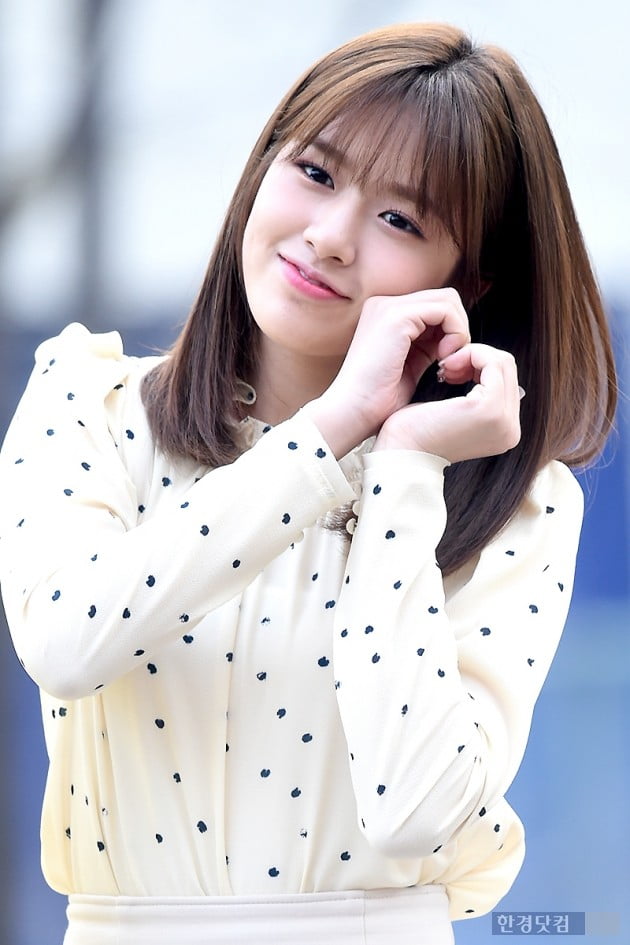 [포토] 아이즈원 안유진, '예쁜 미소지으며 하트~'