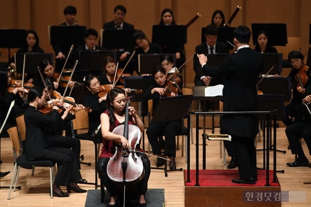 [포토] 봄을 연주하는 첼리스트 주연선(2019 신춘음악회)