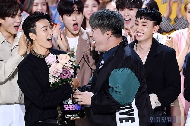 [포토] 슈퍼주니어 신동, D&E 1위 축하하기 위해 '깜짝 등장'