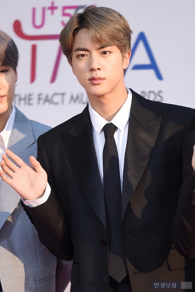 [포토] 방탄소년단 진, '눈길 사로잡는 멋진 모습' (더팩트 뮤직 어워즈)