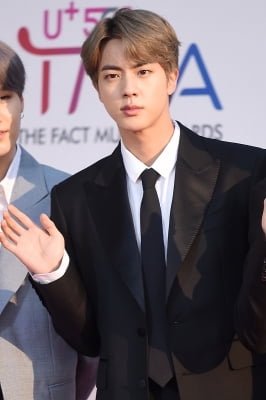 [포토] 방탄소년단 진, '눈길 사로잡는 멋진 모습' (더팩트 뮤직 어워즈)