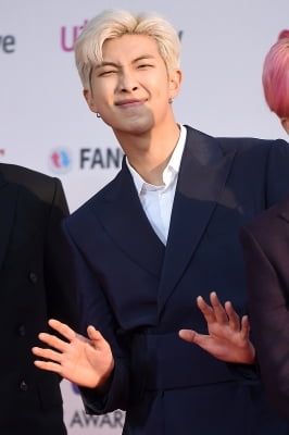 [포토] 방탄소년단 RM, '익살스러운 표정~' (더팩트 뮤직 어워즈)