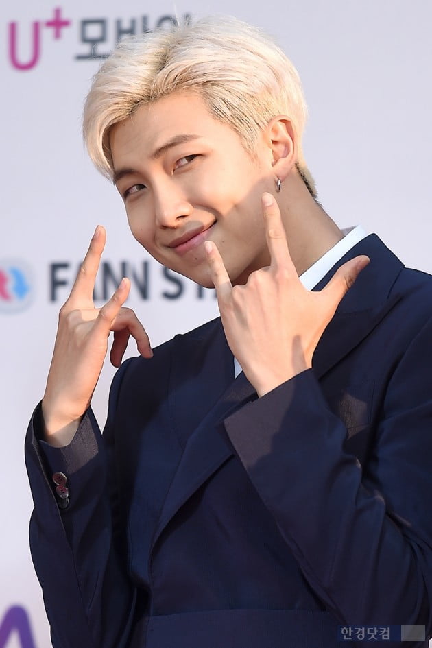 [포토] 방탄소년단 RM, '아미 마음 흔드는 보조개 미소~' (더팩트 뮤직 어워즈)