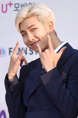  방탄소년단 RM, '아미 마음 흔드는 보조개 미소~' (더팩트 뮤직 어워즈)