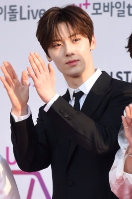 [포토] 뉴이스트 황민현, '부드러운 눈빛에 시선강탈' (더팩트 뮤직 어워즈)