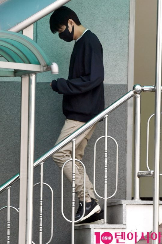 배우 이민호가 24일 오후 수서동 수서종합사회복지관에서 사회복무를 마치고  계단을 내려오고 있다.