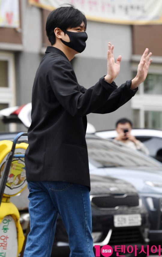 배우 이민호가 25일 오전 서울 수서동 수서종합사회복지관에서 사회복무에 출근하고 있다.