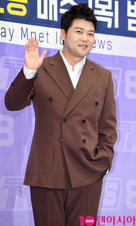방송인 전현무가 25일 오전 서울 상암동 스탠포드호텔 서울에서 열린 Mnet 제작발표회에 참석하고 있다.
