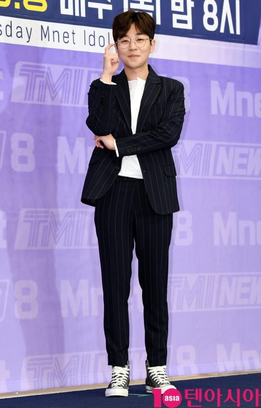 가수 딘딘이 25일 오전 서울 상암동 스탠포드호텔 서울에서 열린 Mnet 제작발표회에 참석하고 있다.