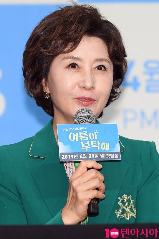 배우 김혜옥이 25일 오후 서울 신도림동 라마다호텔에서 열린 KBS 드라마 ‘여름아 부탁해’ 제작발표회에 참석해 인사말을 하고 있다.