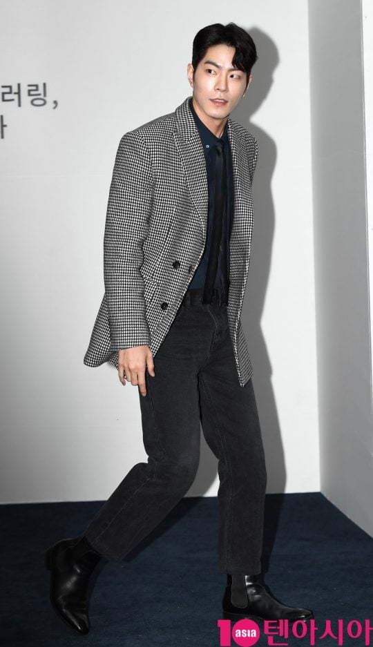 배우 홍종현이 25일 오후 서울 성수동 2가 성수동 S팩토리에서 열린 티아이포맨, 리브랜딩 패션쇼 개최 기념 포토월 행사에 참석하고 있다.