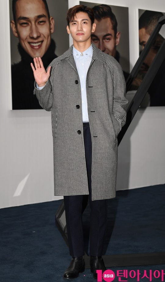 동방신기 최강창민이 25일 오후 서울 성수동 2가 성수동 S팩토리에서 열린 티아이포맨, 리브랜딩 패션쇼 개최 기념 포토월 행사에 참석하고 있다.