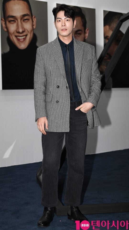 배우 홍종현이 25일 오후 서울 성수동 2가 성수동 S팩토리에서 열린 티아이포맨, 리브랜딩 패션쇼 개최 기념 포토월 행사에 참석하고 있다.