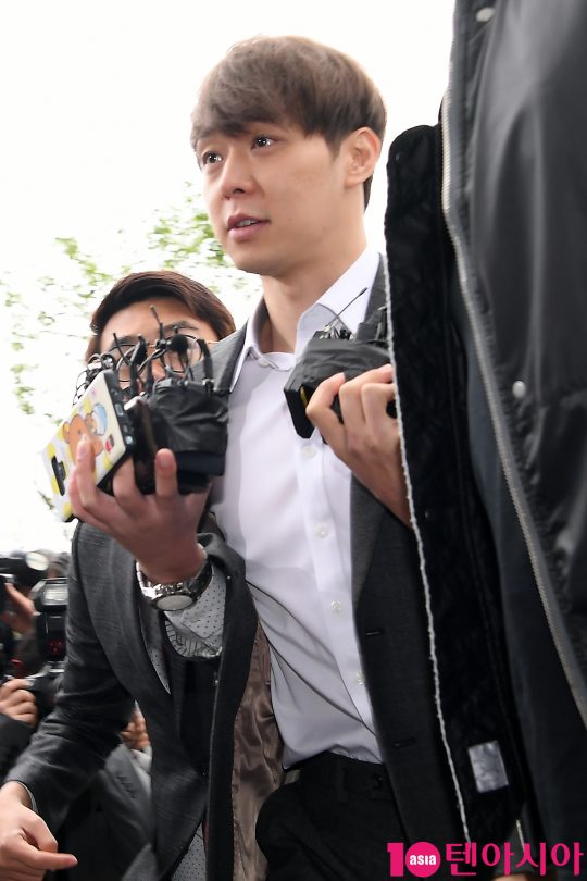 마약 투약 혐의를 받는 가수 겸 배우 박유천이 26일 오후 수원지방법원에서 구속영장에 대한 영장실질심사를 받기 위해 출석했다.