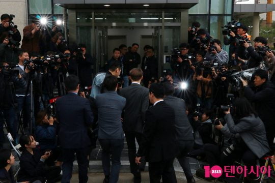 마약 투약 혐의를 받는 가수 겸 배우 박유천이 26일 오후 수원지방법원에서 구속영장에 대한 영장실질심사를 받기 위해 출석했다.