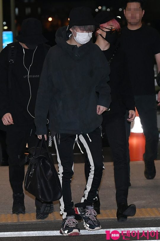 그룹 방탄소년단 슈가가 ‘2019 빌보드 뮤직 어워드’ 일정 참석 차 29일 오후 인천국제공항을 통해 공항패션을 선보이며 미국으로 출국하고 있다.