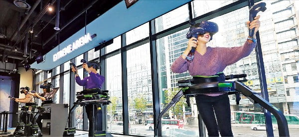 현대백화점그룹 계열사인 현대IT&E가 지난해 말 서울 역삼동에 연 VR(가상현실) 스테이션 강남점에서 모델들이 VR 기기를 즐기고 있다.  /현대IT&E 제공 