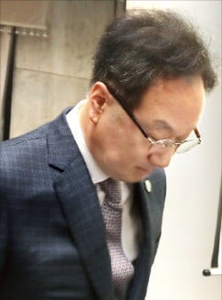 이우석 코오롱생명과학 대표가 1일 긴급 기자간담회를 열어 인보사의 유통·판매 중지에 대해 고개 숙여 사과하고 있다.   /연합뉴스 